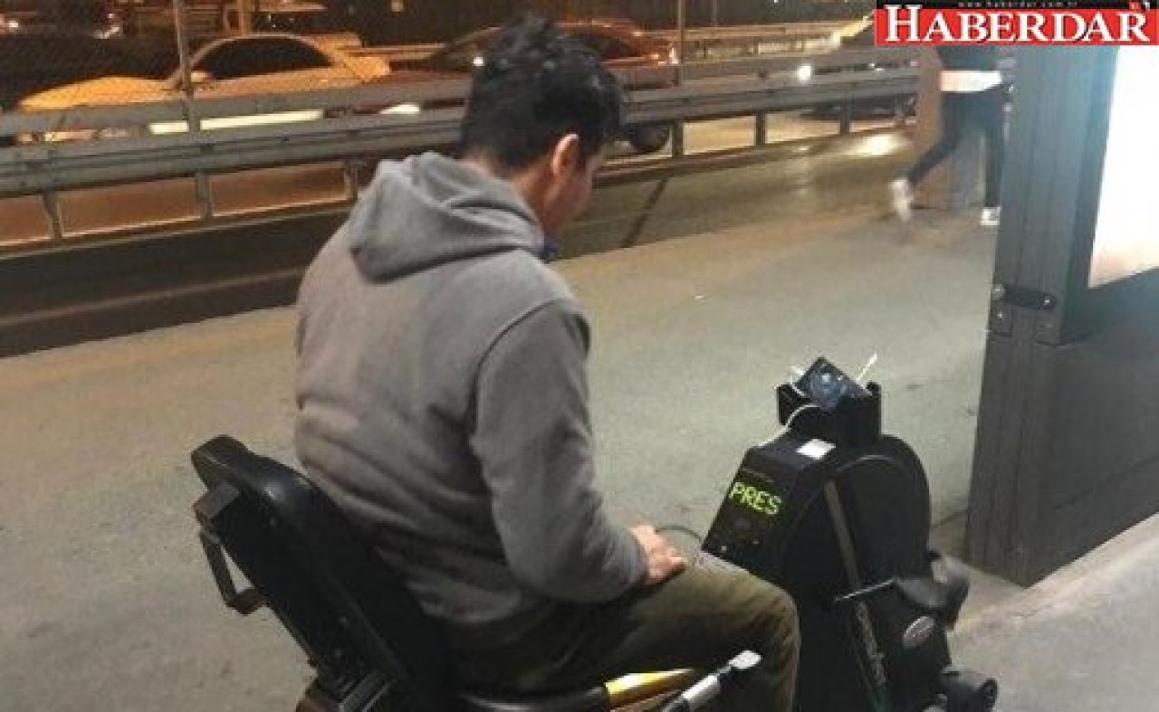 Metrobüs Duraklarında Bir İlk! Hem Spor Yapıp Hem Telefonlarını Şarj Ettiler