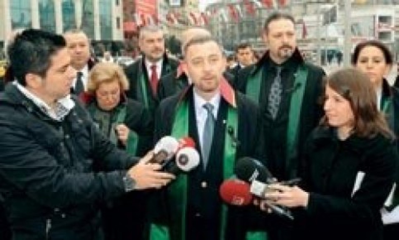 Cüppelere siyah kurdele