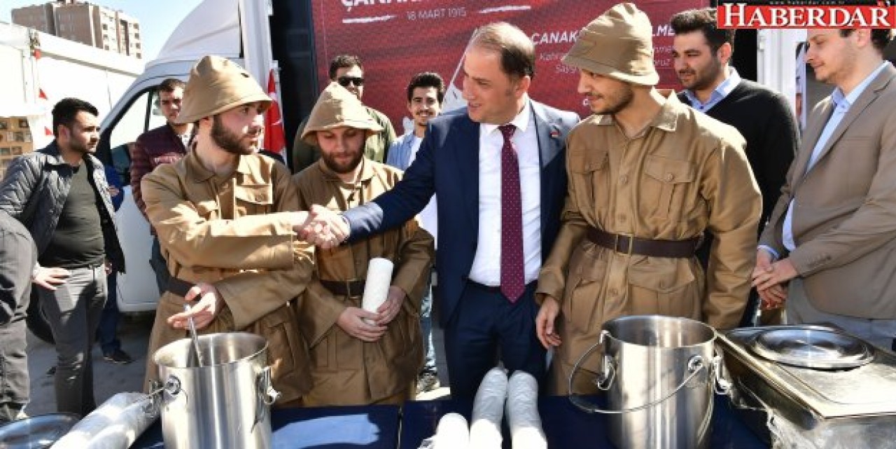 ZAFERİN YILDÖNÜMÜNDE GENÇLERLE BİRLİKTE HOŞAF DAĞITTI