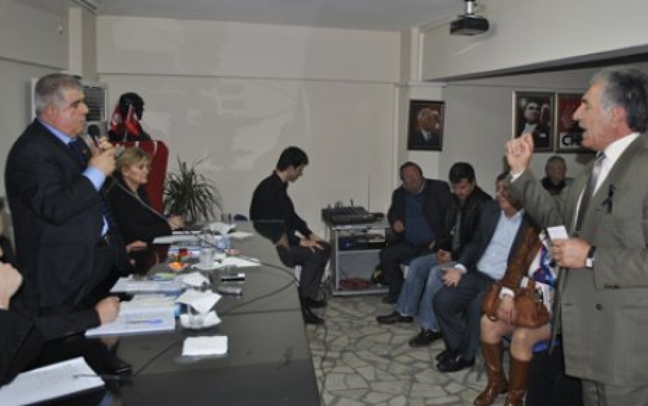CHP örgüt toplantısında gerginlik