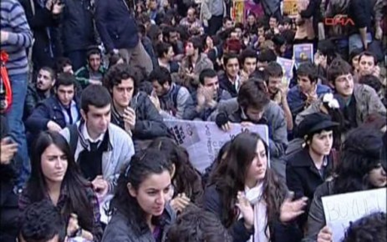Taksim'de 'solcu liseliler'den şifre eylemi