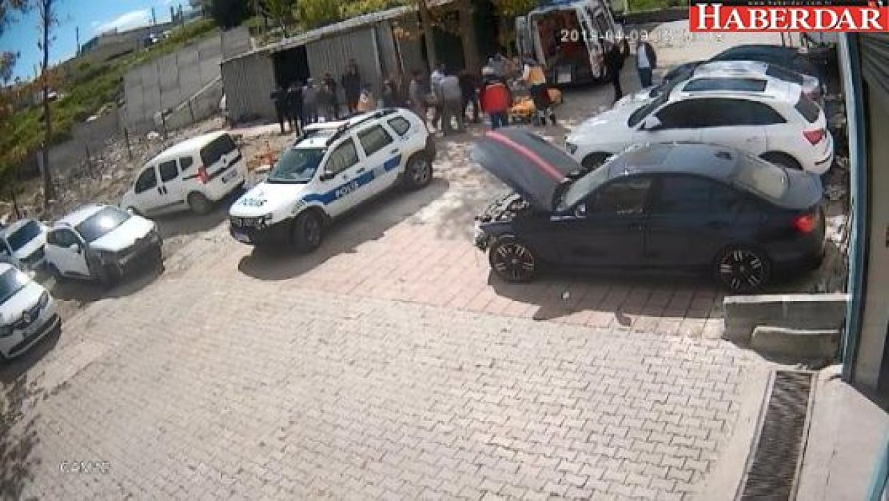 Otomobilin Kontrolünü Kaybedince Önüne Aldığı İşçiyle Duvarı Yıktı