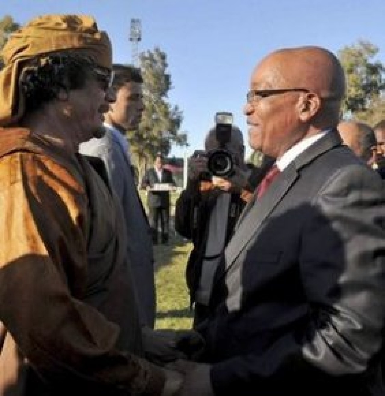 Kaddafi barış için yol haritasını kabul etti