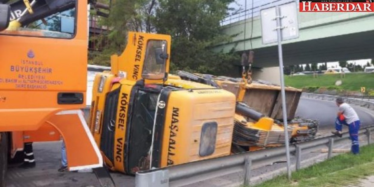 Bakırköyde seyir halindeki vinç devrildi