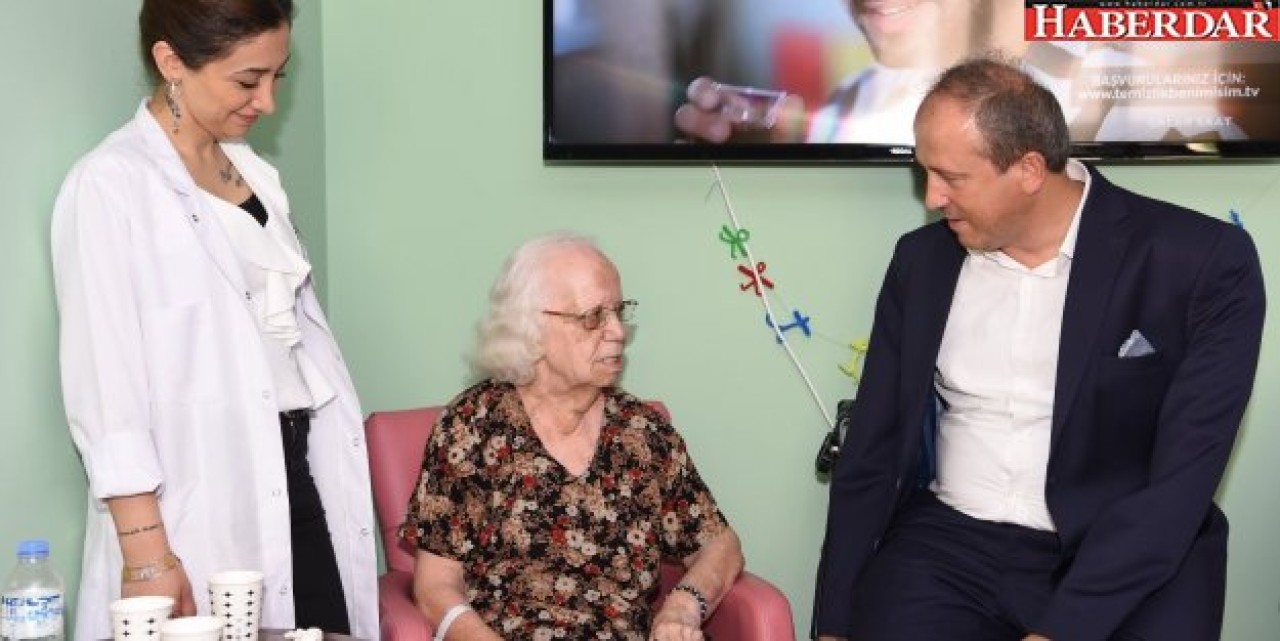 Turan Hançerli el öpmeye gitti