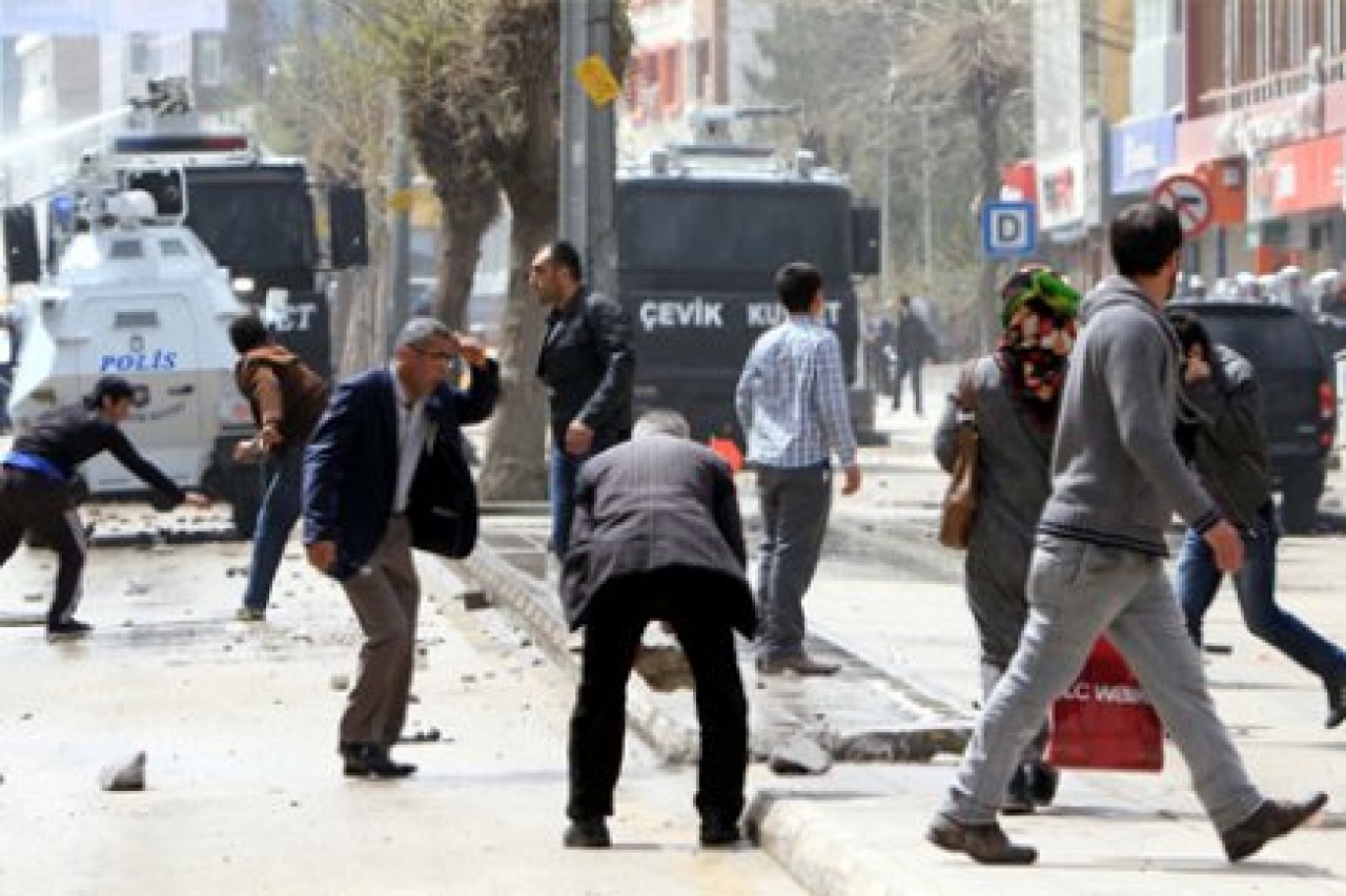 YSK'nın kararına taşlı-sopalı protesto