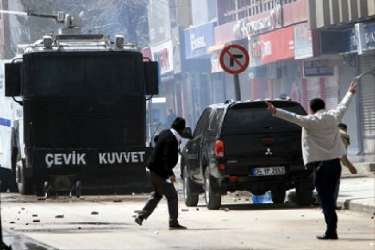 Polisler otele sığınarak kurtuldu