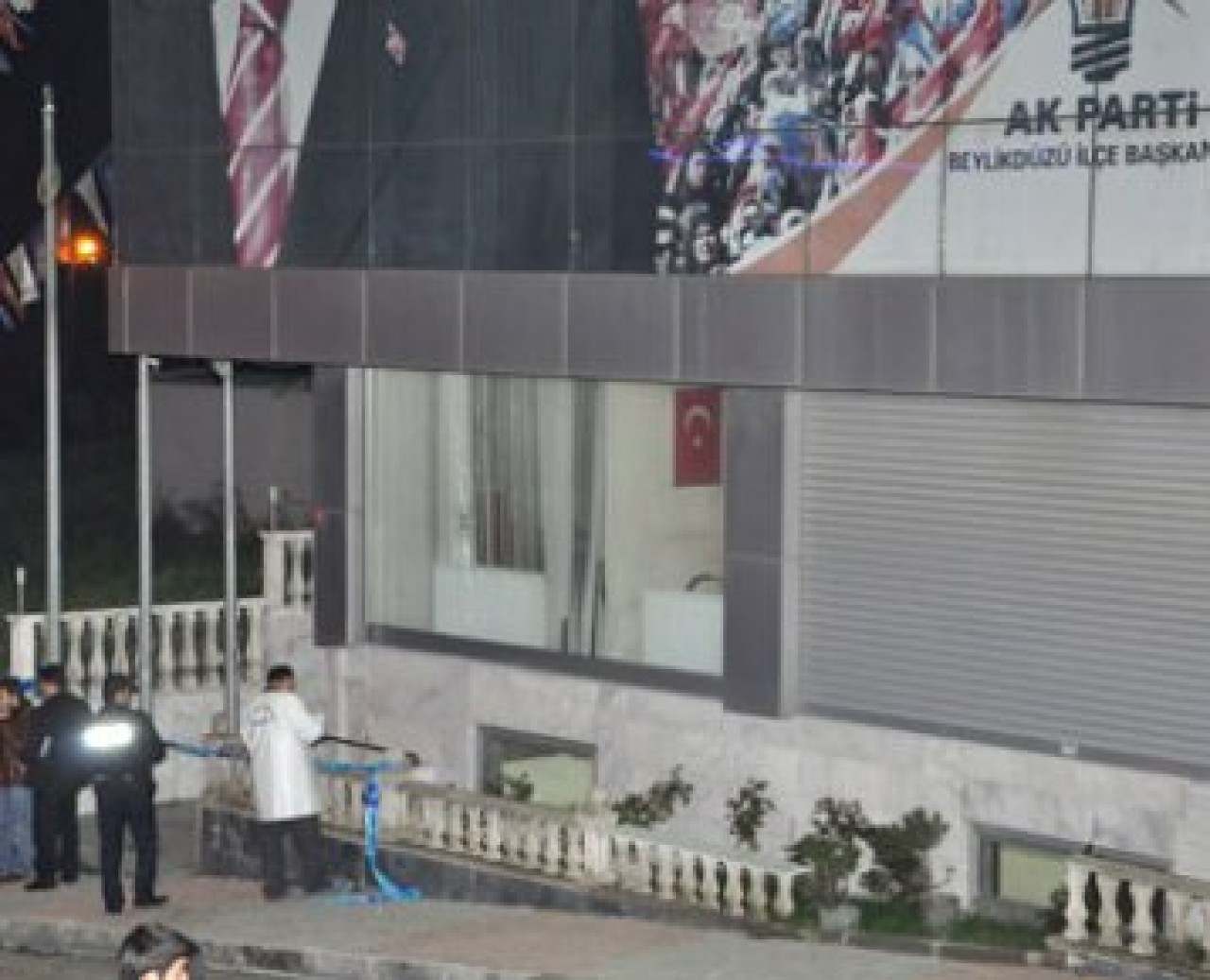 AK Parti B.düzü binasına saldırı!