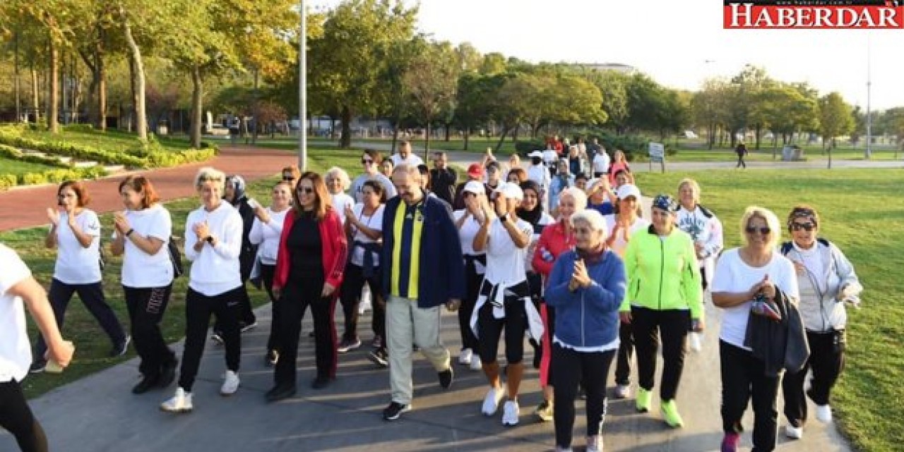 Başkan eşofmanı giydi sahilde yürüyüş yaptı