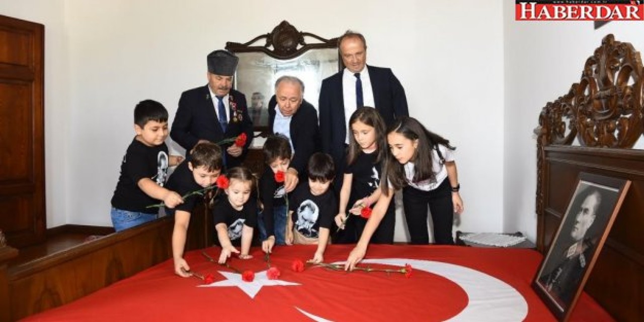 Atatürkün yatağına karanfiller bırakıldı