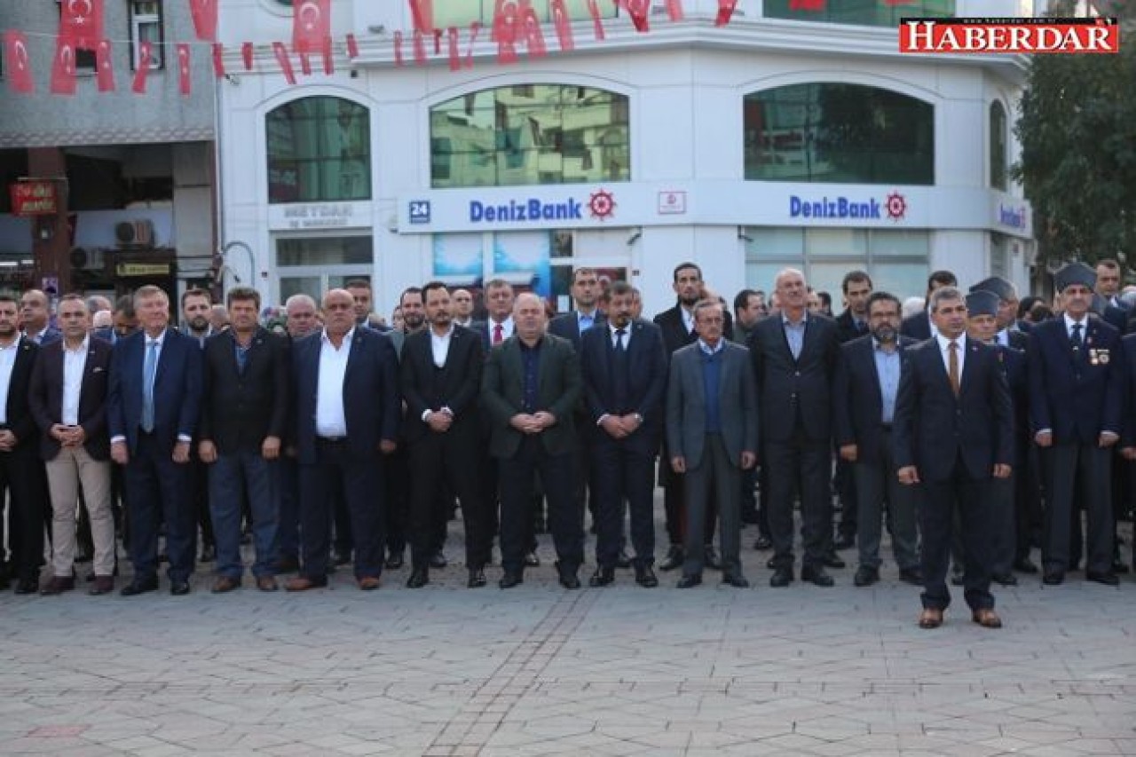 Atatürk Anıtı’na çelenk sundular