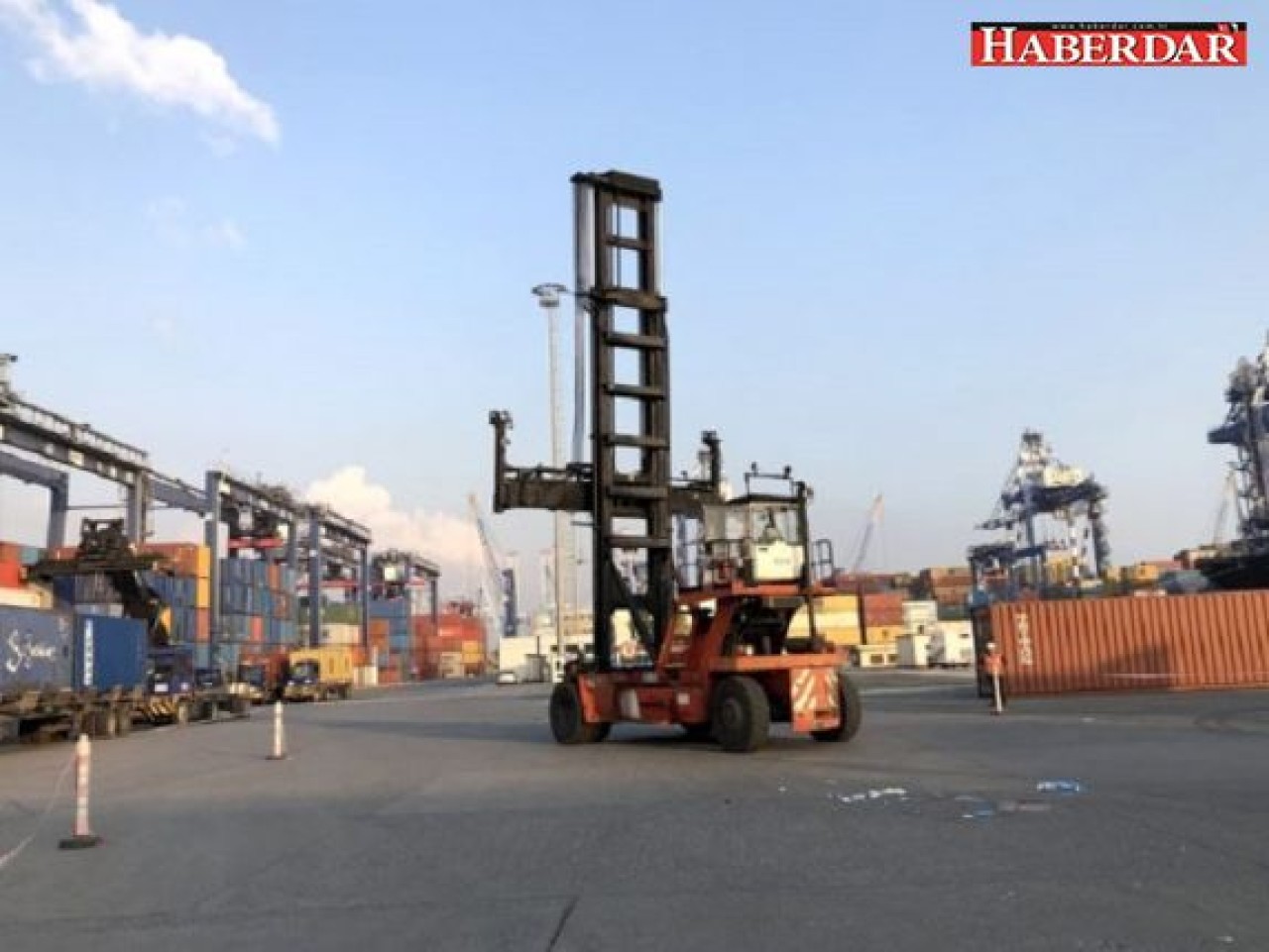 Tonlarca ağırlıktaki iş makinesinin altında kalarak feci şekilde can verdi