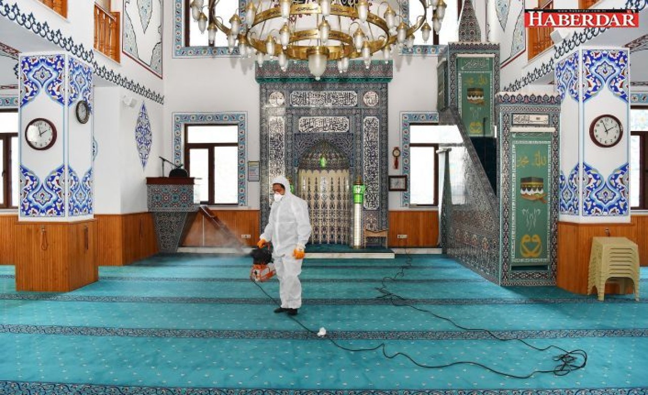 BEYLİKDÜZÜ’NDE İBADETHANELER İLAÇLANIYOR