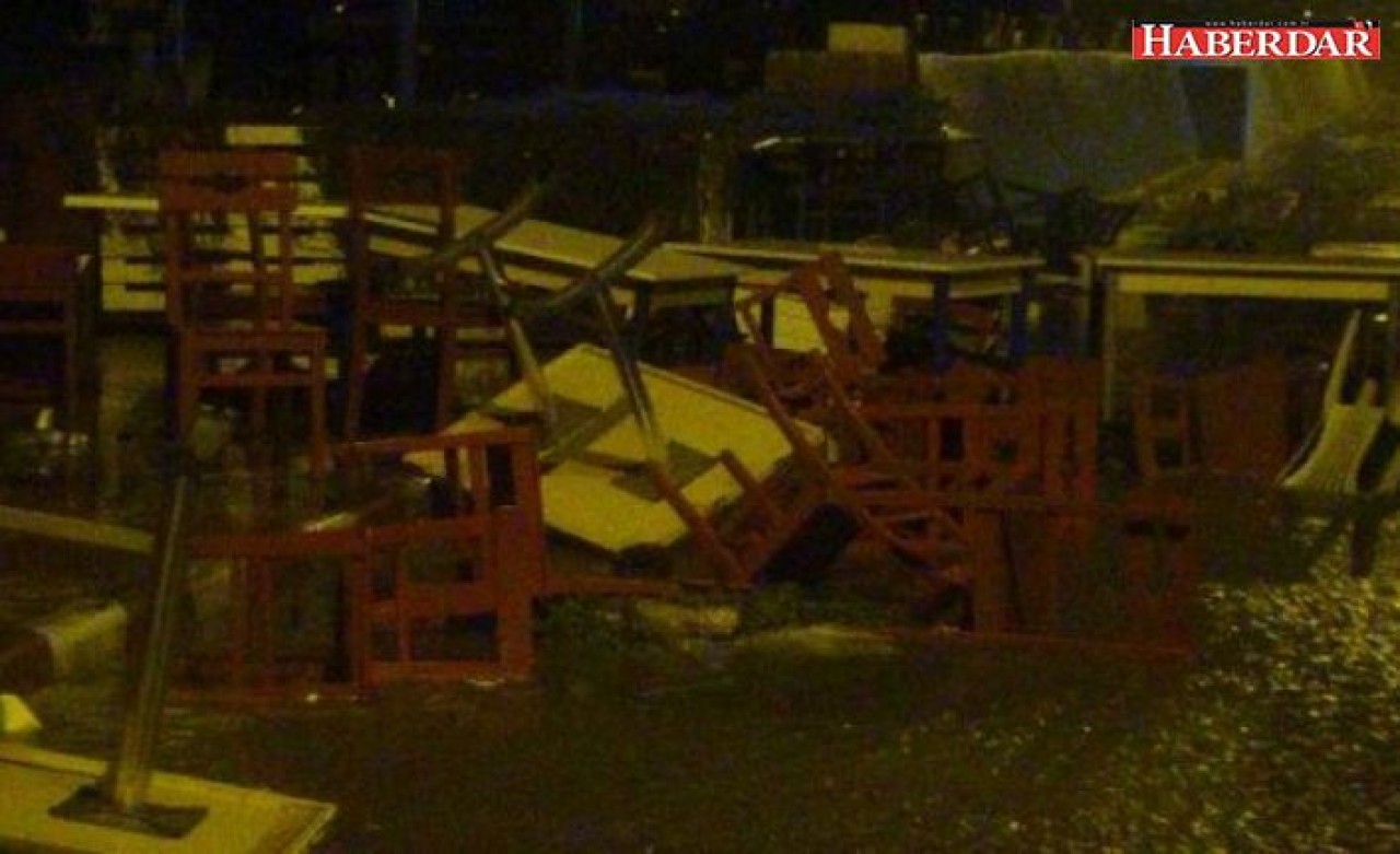 Silivride dev dalgalar yolları su altında bıraktı