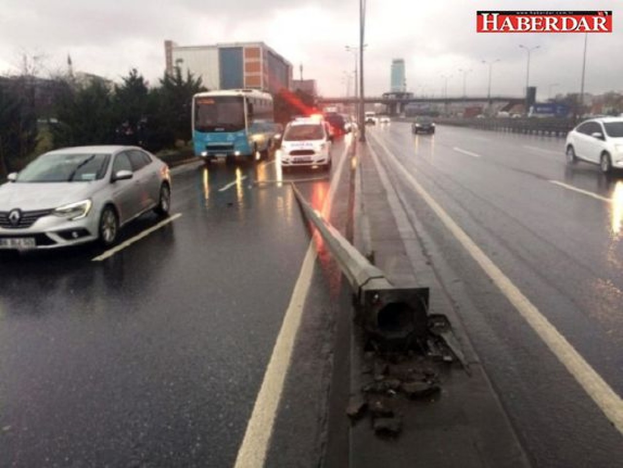 E-5te rüzgar aydınlatma direğini devirdi