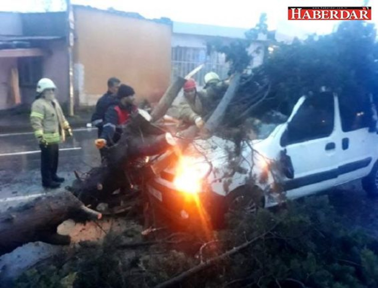 İstanbulda şiddetli fırtına! Fabrika ve evlerin çatısı uçtu