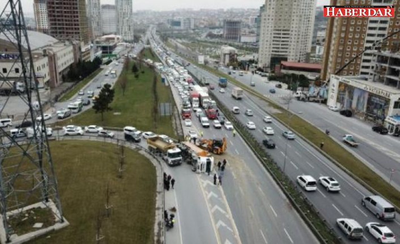 TEMde hafriyat tırı devrildi: Trafik kilit