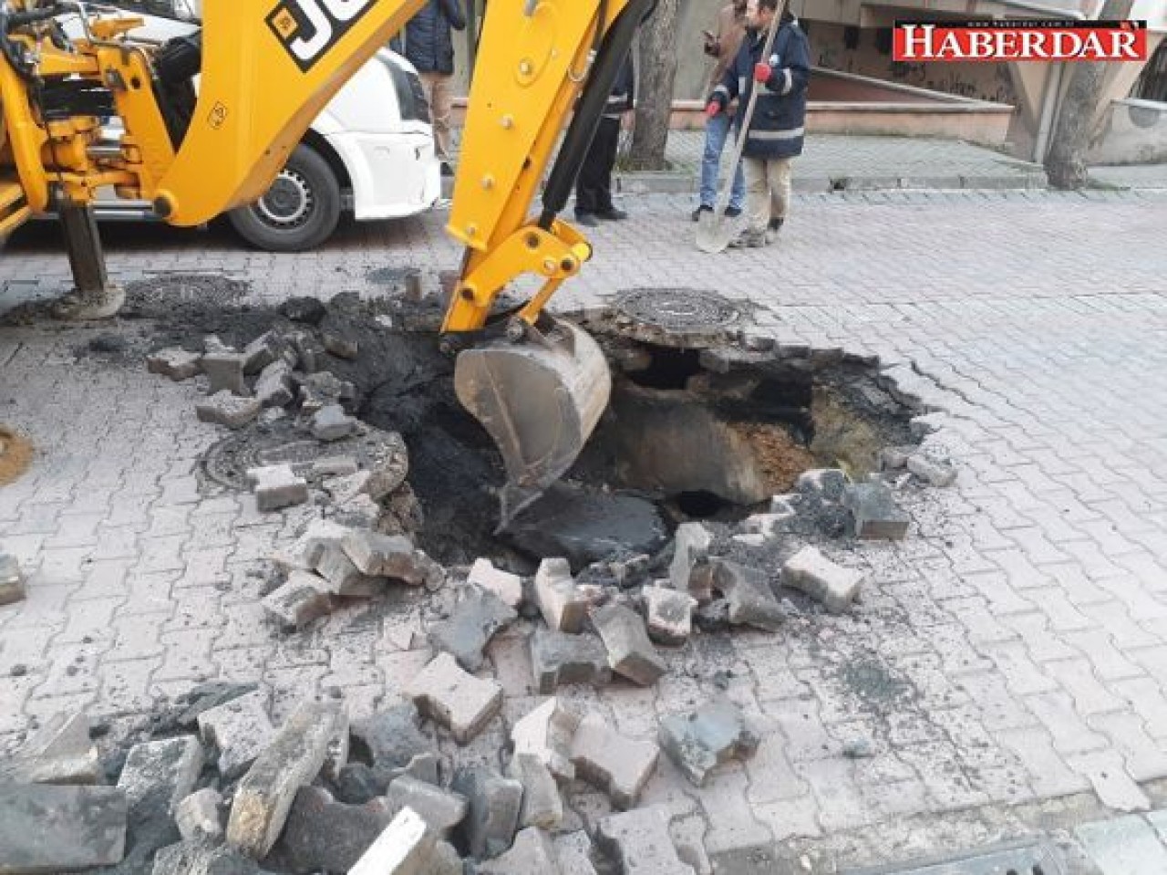 Avcılarda yol çöktü