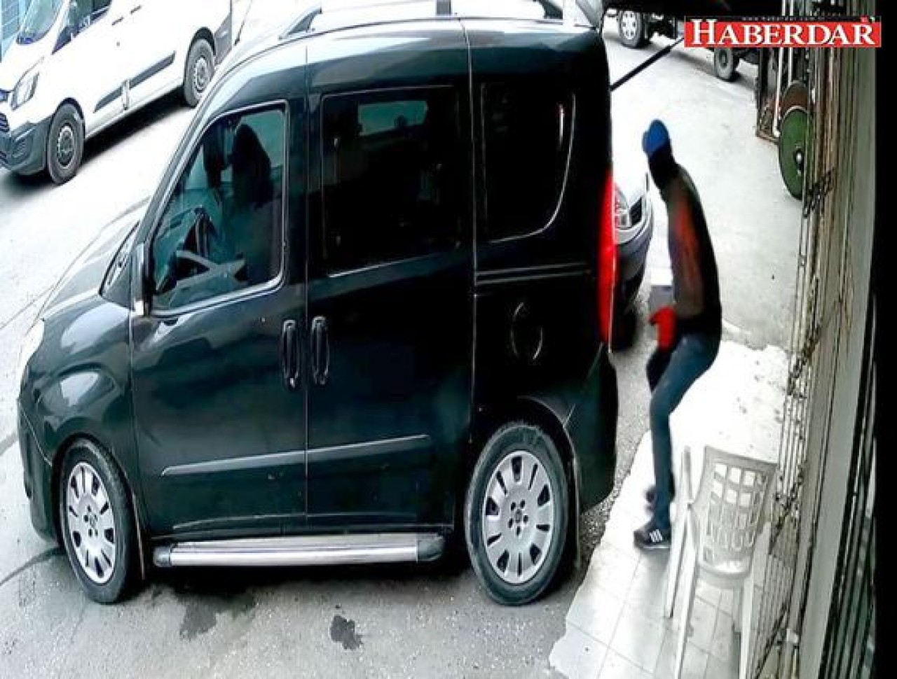 90 tane aküyü çalıp kaçtılar