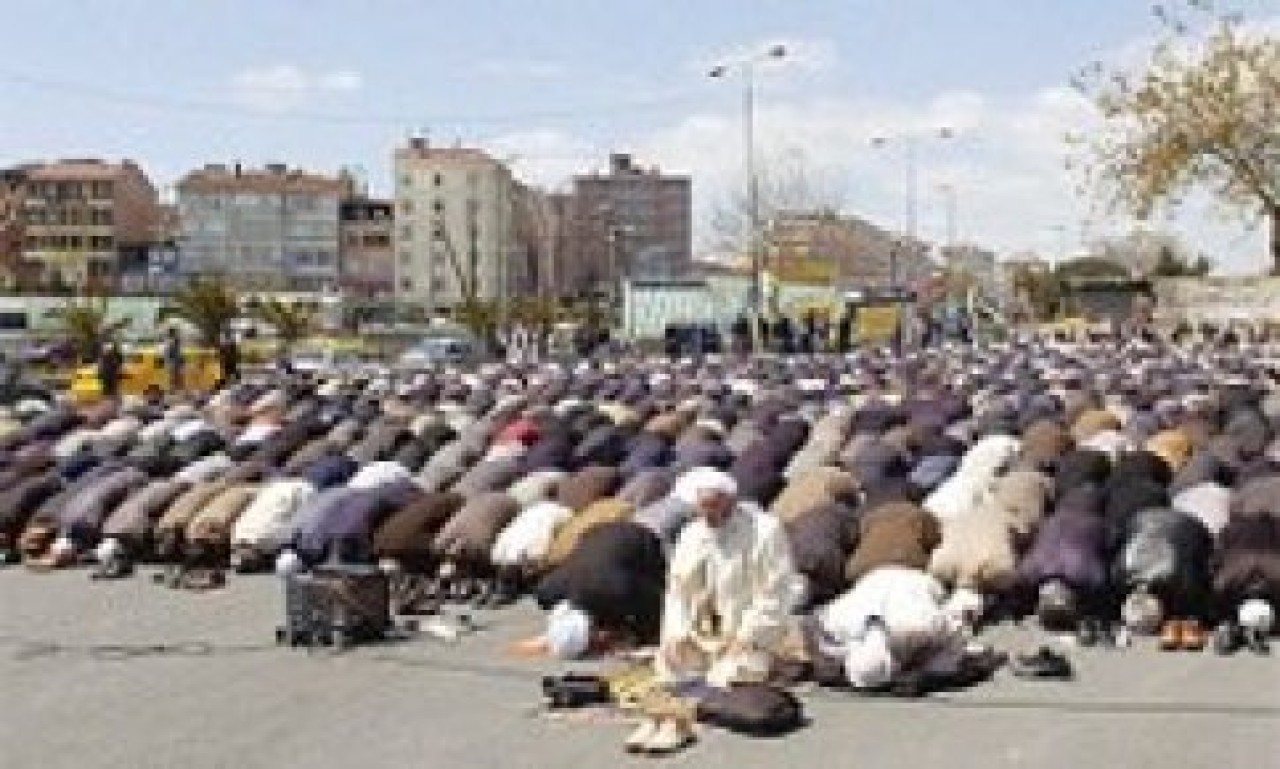 Cami yerine sokakta namaz