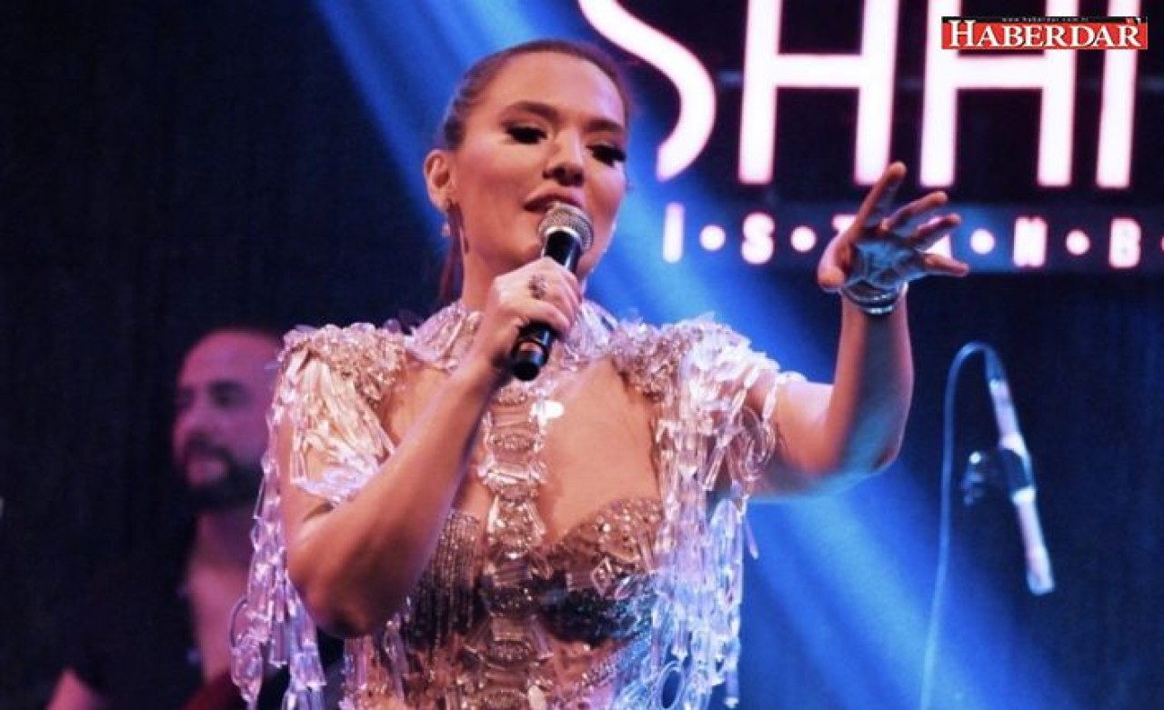 Sahnede Demet Akalın şov