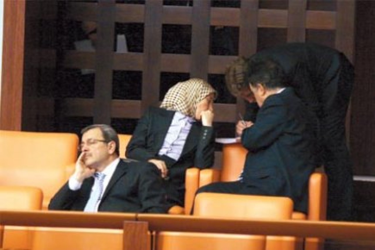 Türbanlı üyeye loca kontrol