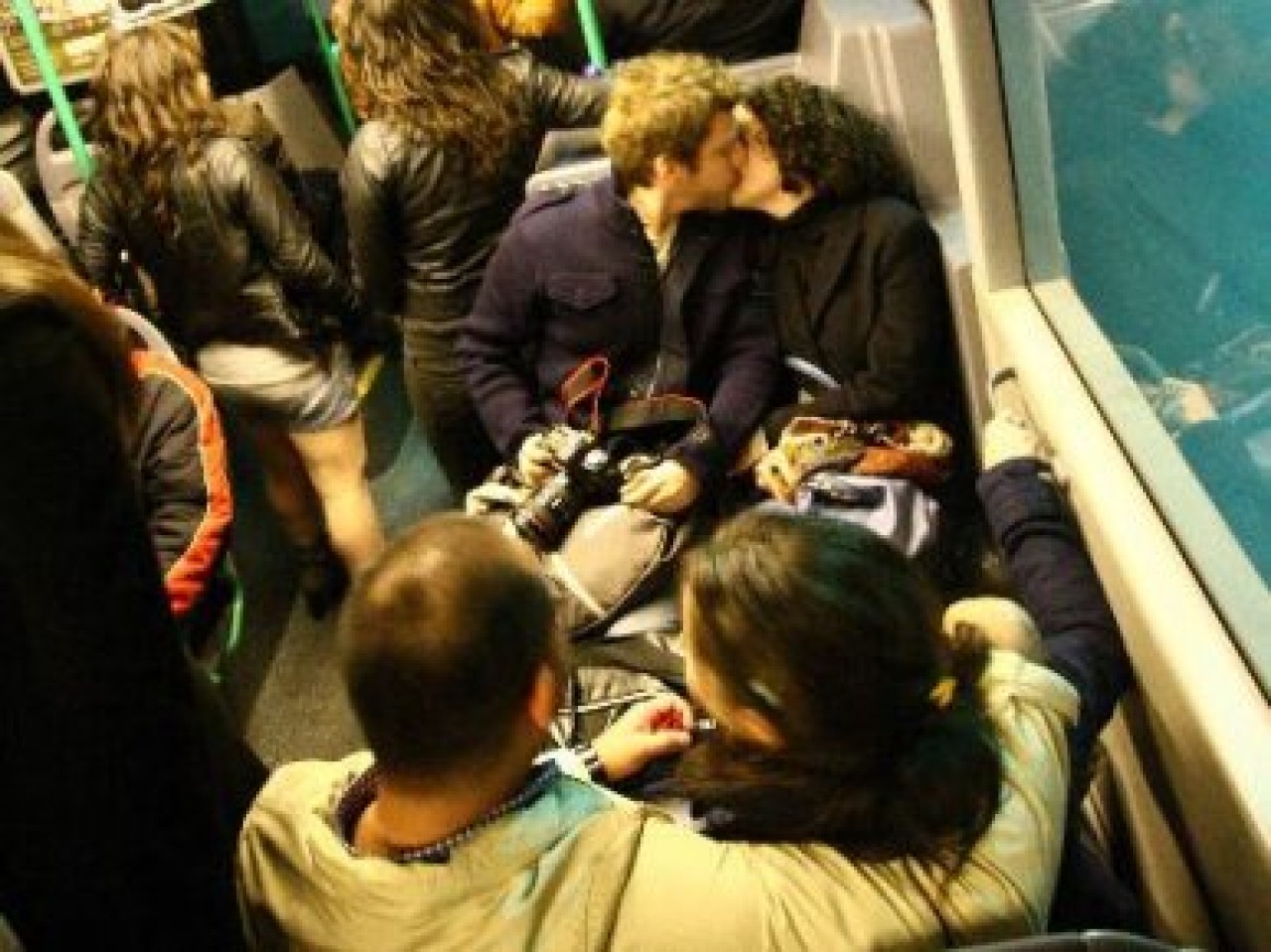 İETT otobüsünde öpüşme eylemi