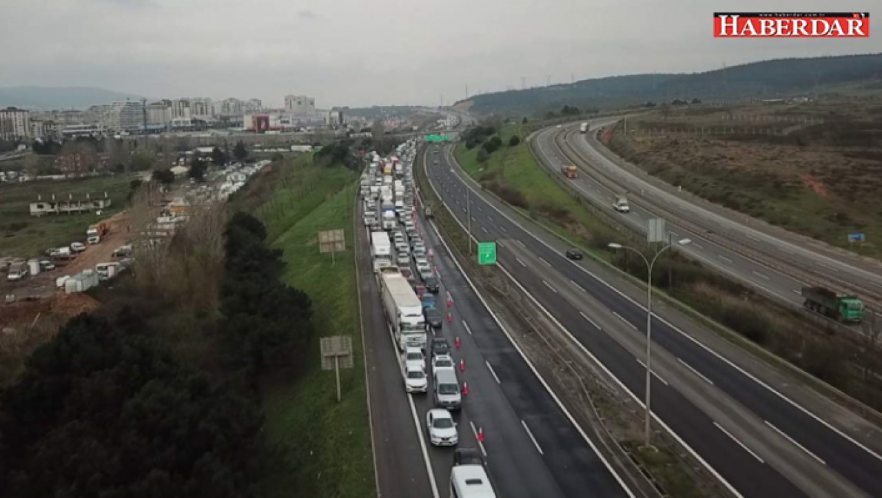 İstanbulun giriş ve çıkışında kilometrelerce corona virüs kuyruğu