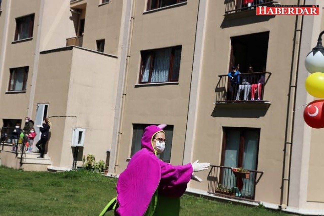 Evlerinden çıkmayan minikler sokakta tiyatro gösterisiyle moral buldular