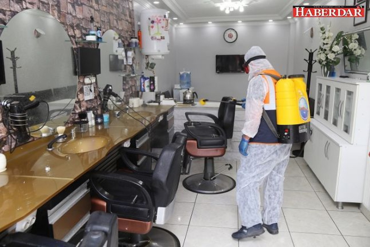 Kuaförler salonları dezenfekte edildi, çalışanlara koruyucu siperlik dağıtıldı