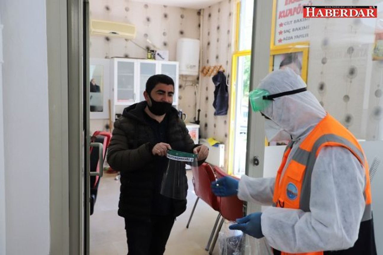 Kuaförlere yüz koruyucu siperlik ve hijyen seti dağıtıldı