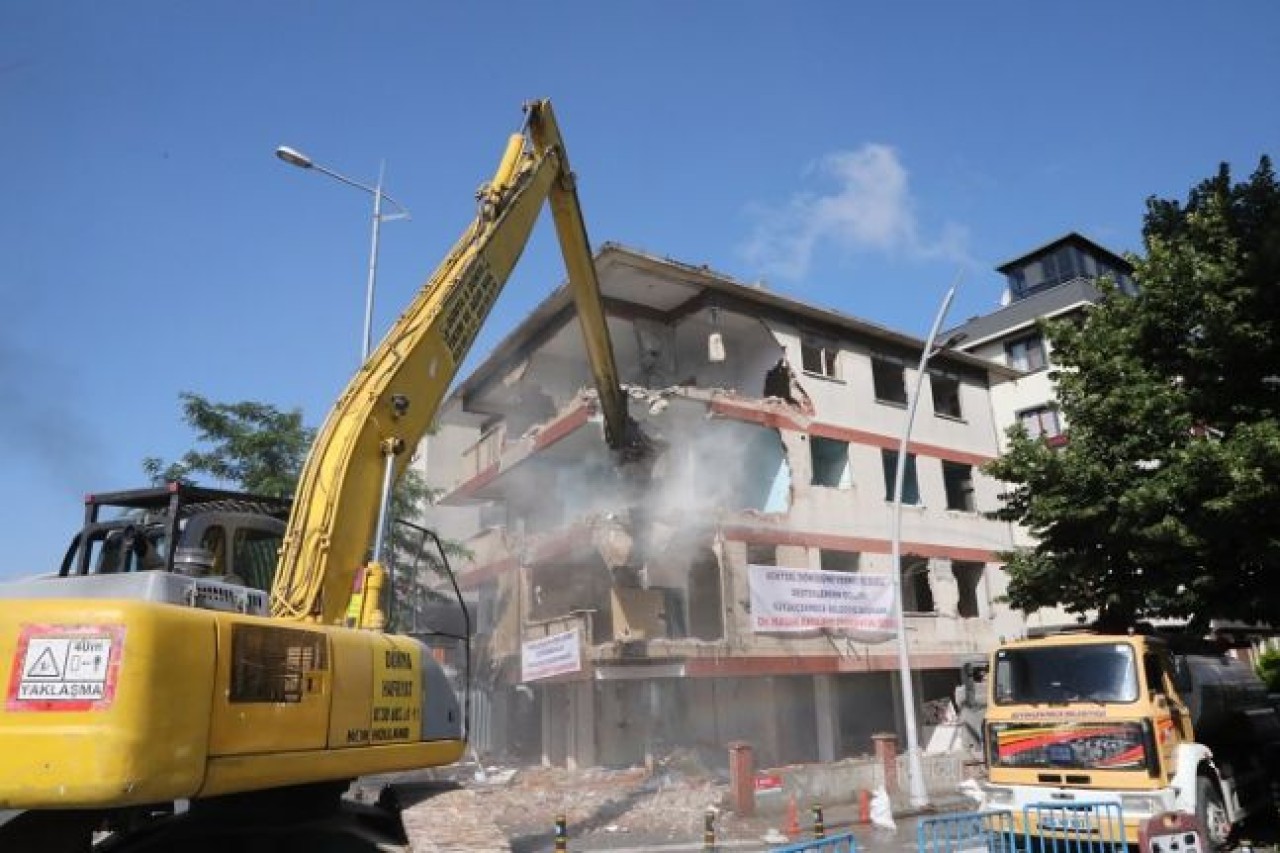 Büyükçekmece’de deprem riski taşıyan bina yıkıldı