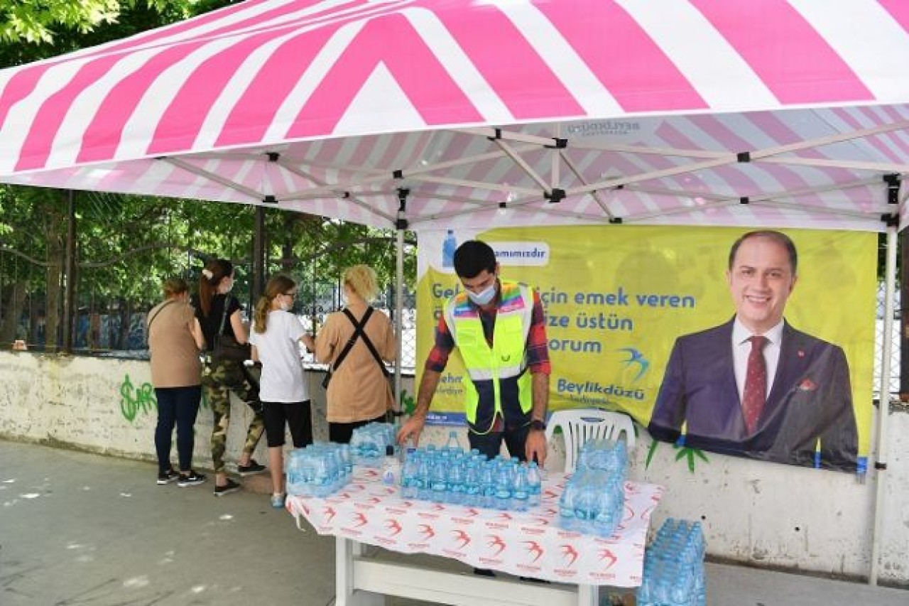 BEYLİKDÜZÜ BELEDİYESİ YKS’DE ÖĞRENCİLERE MASKE VE SU DAĞITTI