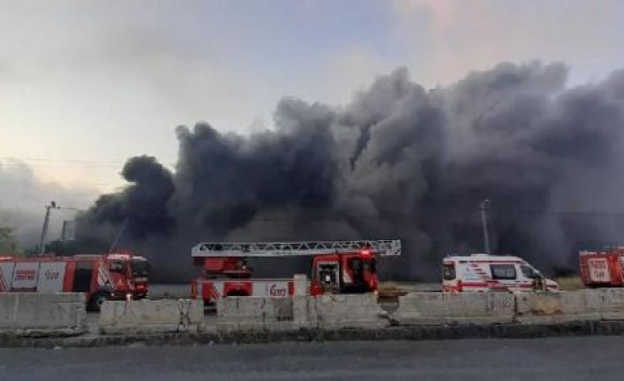 Başakşehirde bant üretimi yapan fabrikada yangın