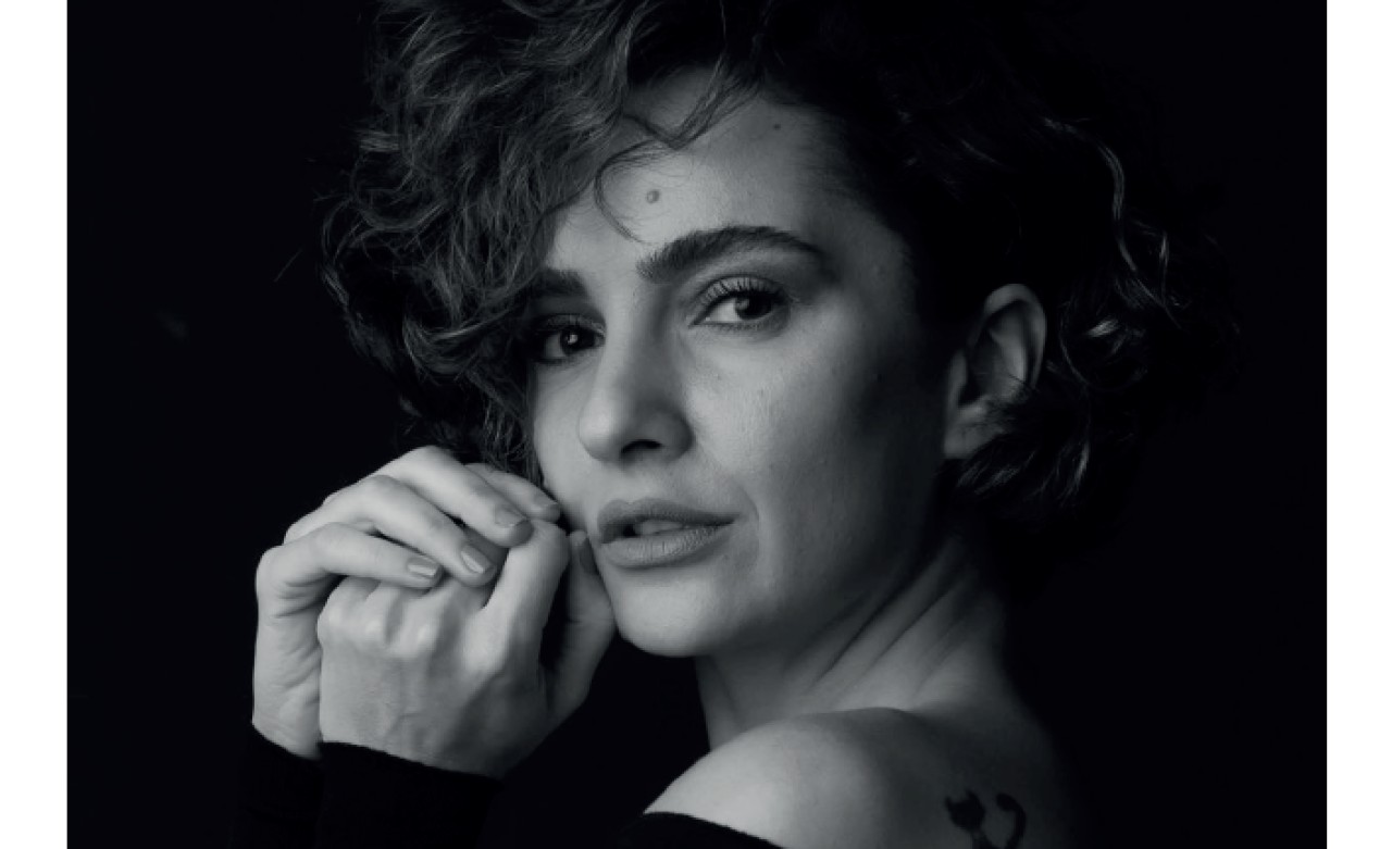 Mehtap Meral bir türkü ve şiir kitabıyla döndü