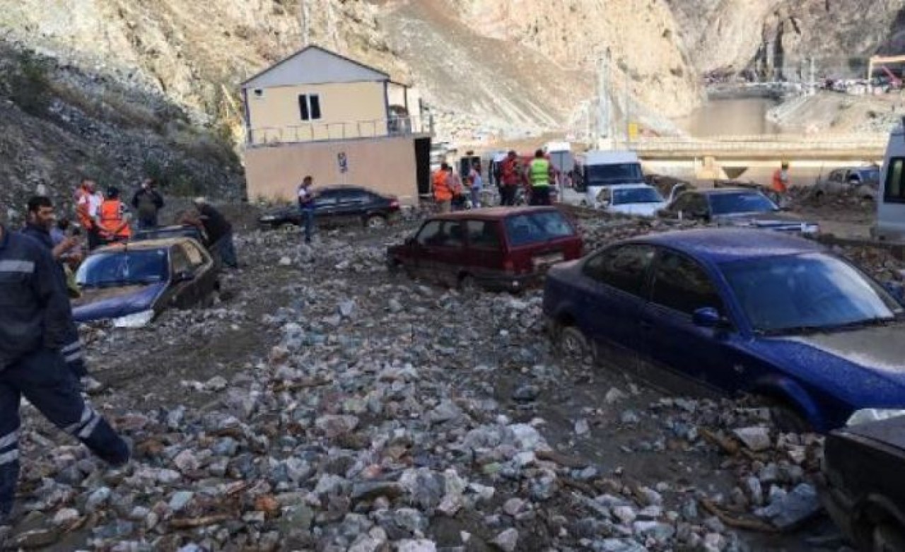 Artvin’de sel can aldı, kayıplar aranıyor