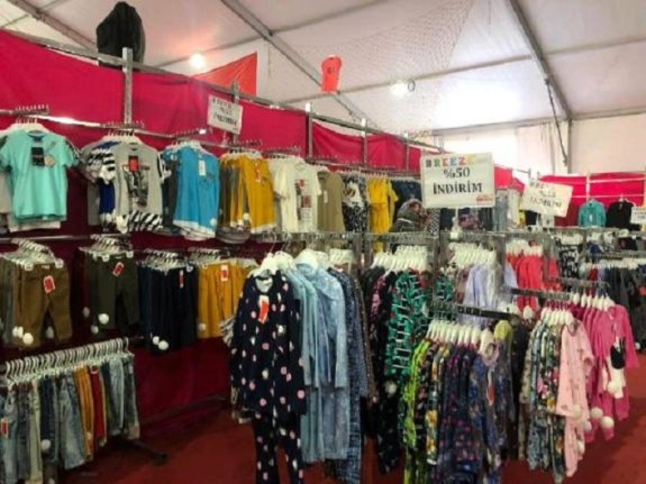 Bayram öncesi Avcılardaki indirim çadırına yoğun ilgi