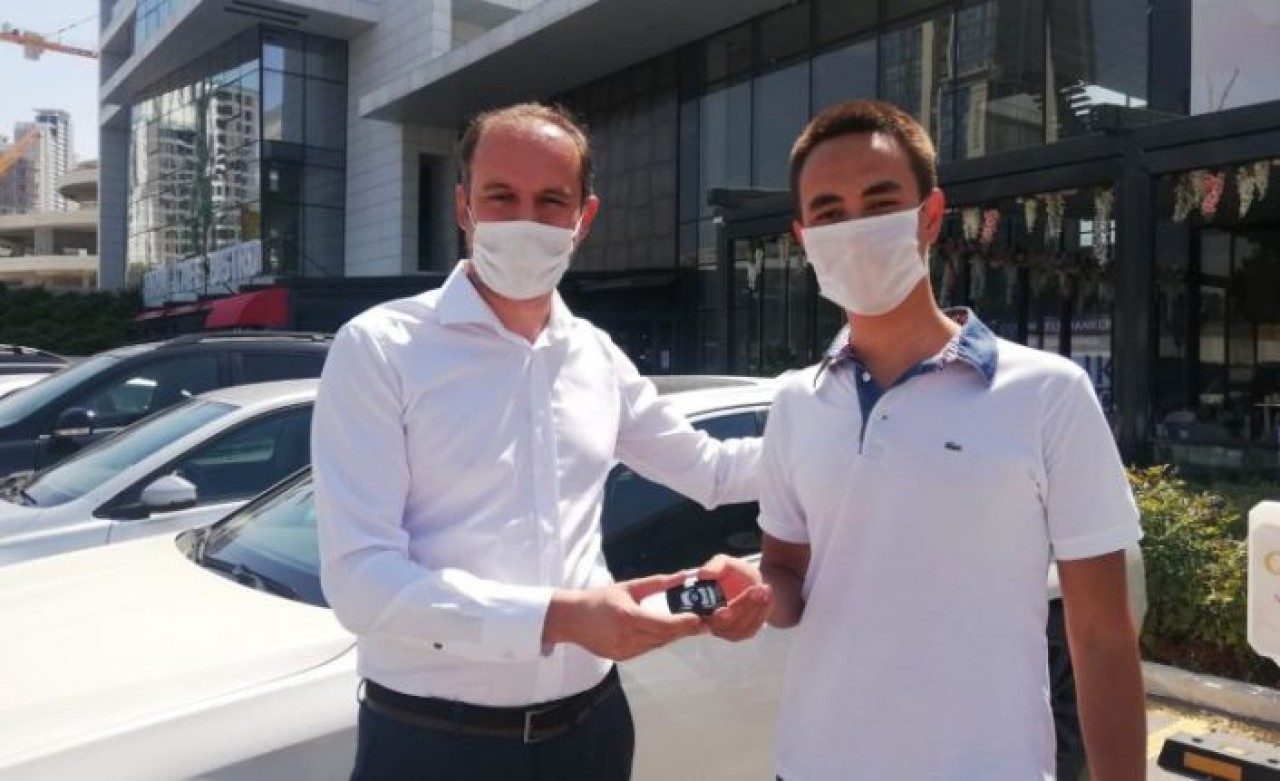 YKSde Türkiye birincisi olan öğrencisine lüks otomobilini hediye etti