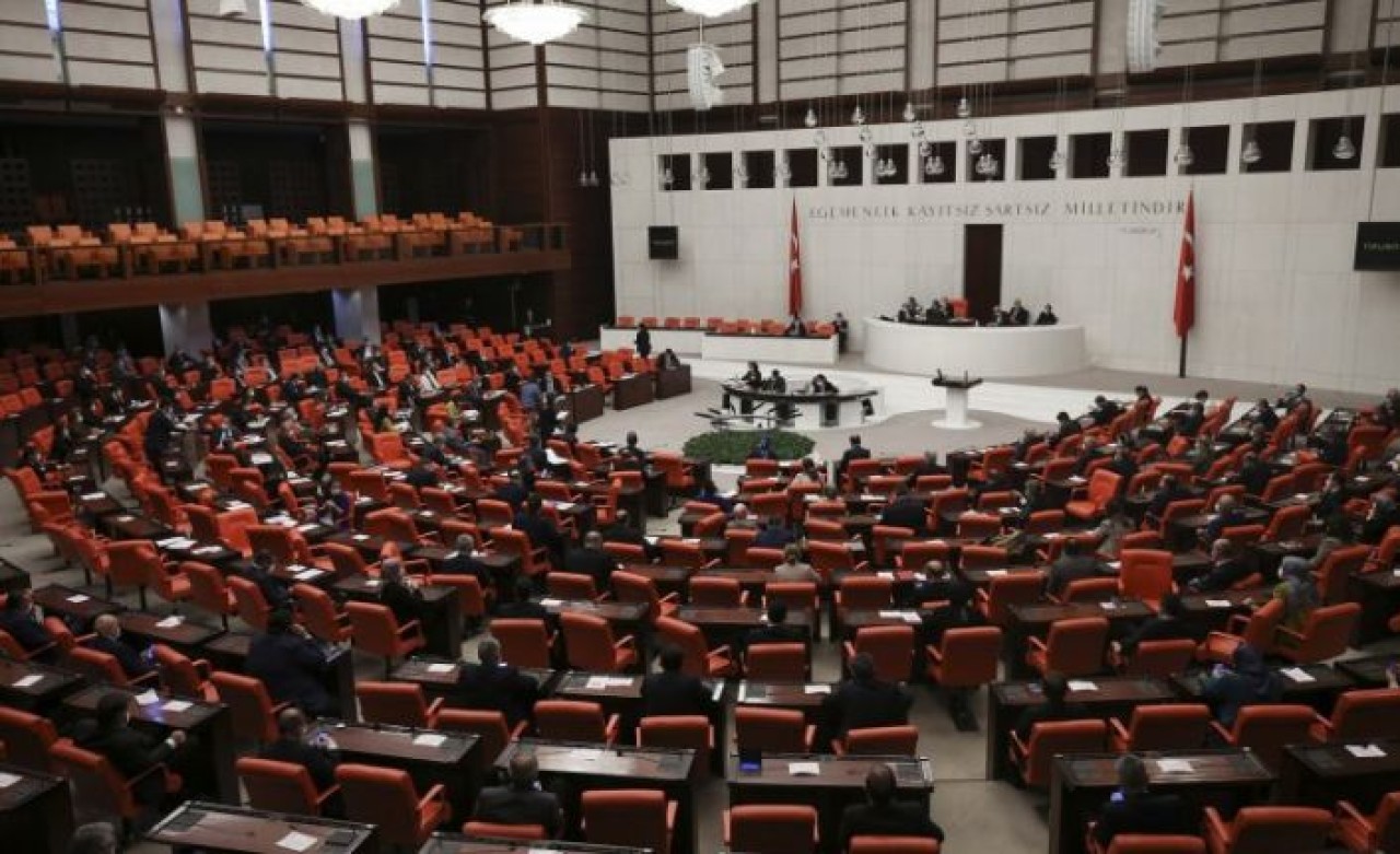 Sosyal medyaya sansür teklifi TBMMde kabul edilerek yasalaştı