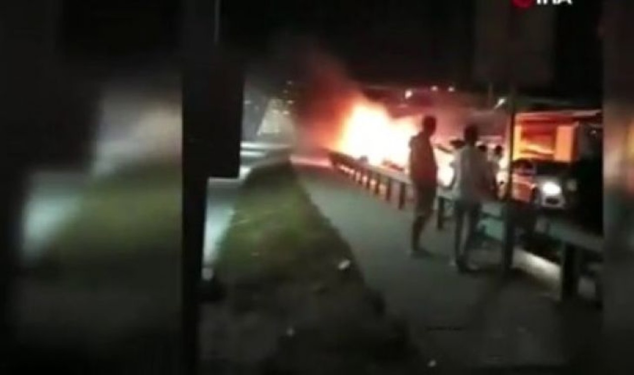 Seyir halindeki otomobil alev topuna döndü