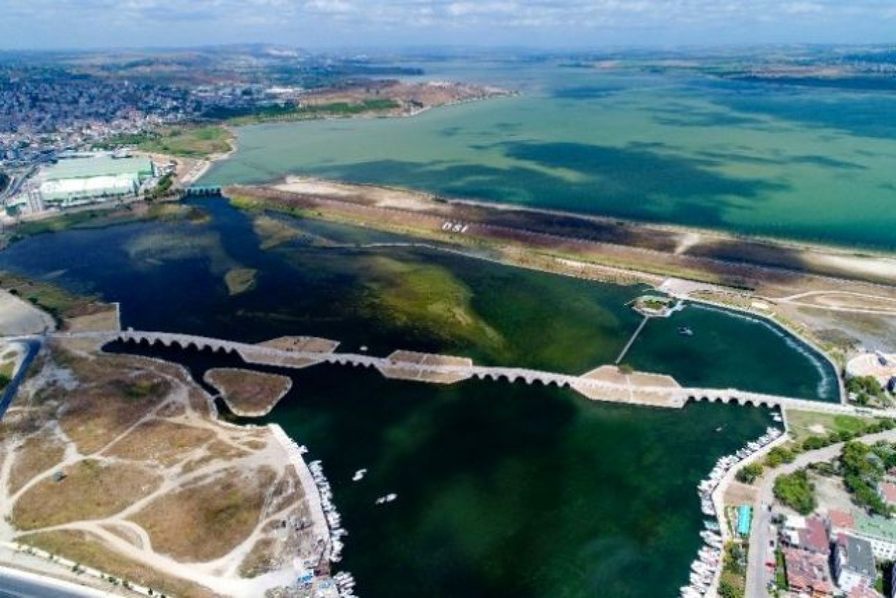 Büyükçekmece Gölünde korkutan görüntü: Su seviyesi yüzde 30 seviyelerine düştü