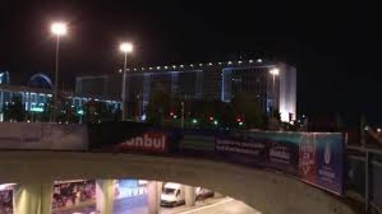 Polisler, İBBnin Kanal İstanbul afişlerini söktü!