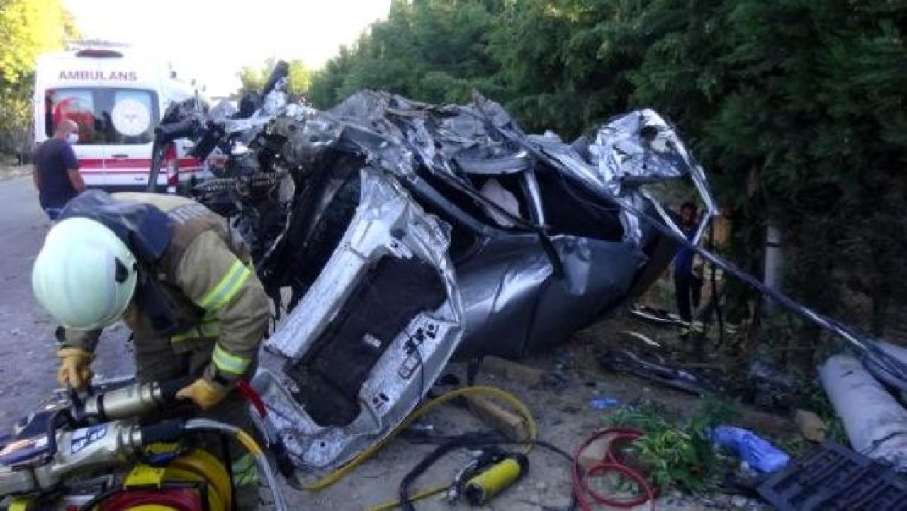 Silivride aydınlatma direğine çarpan otomobil takla attı