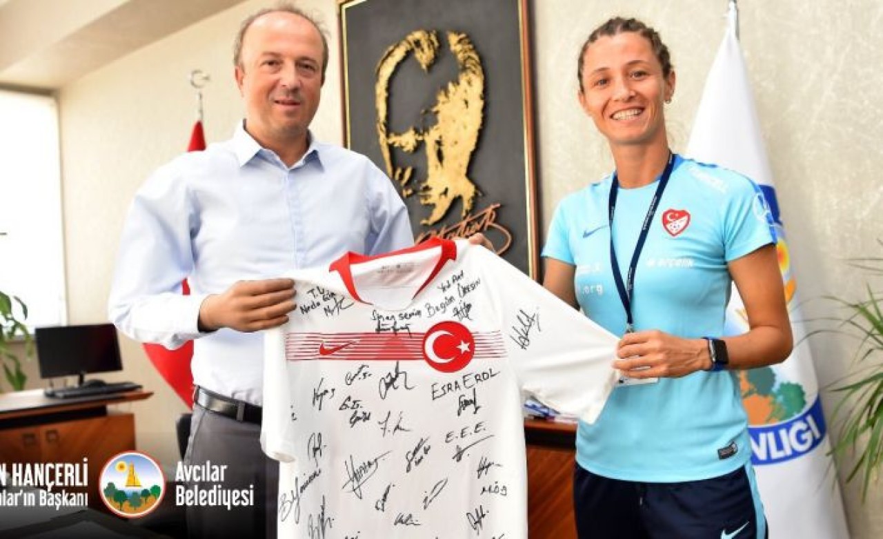 A MİLLİ KADIN SPORCUDAN BAŞKAN HANÇERLİ’YE ANLAMLI HEDİYE