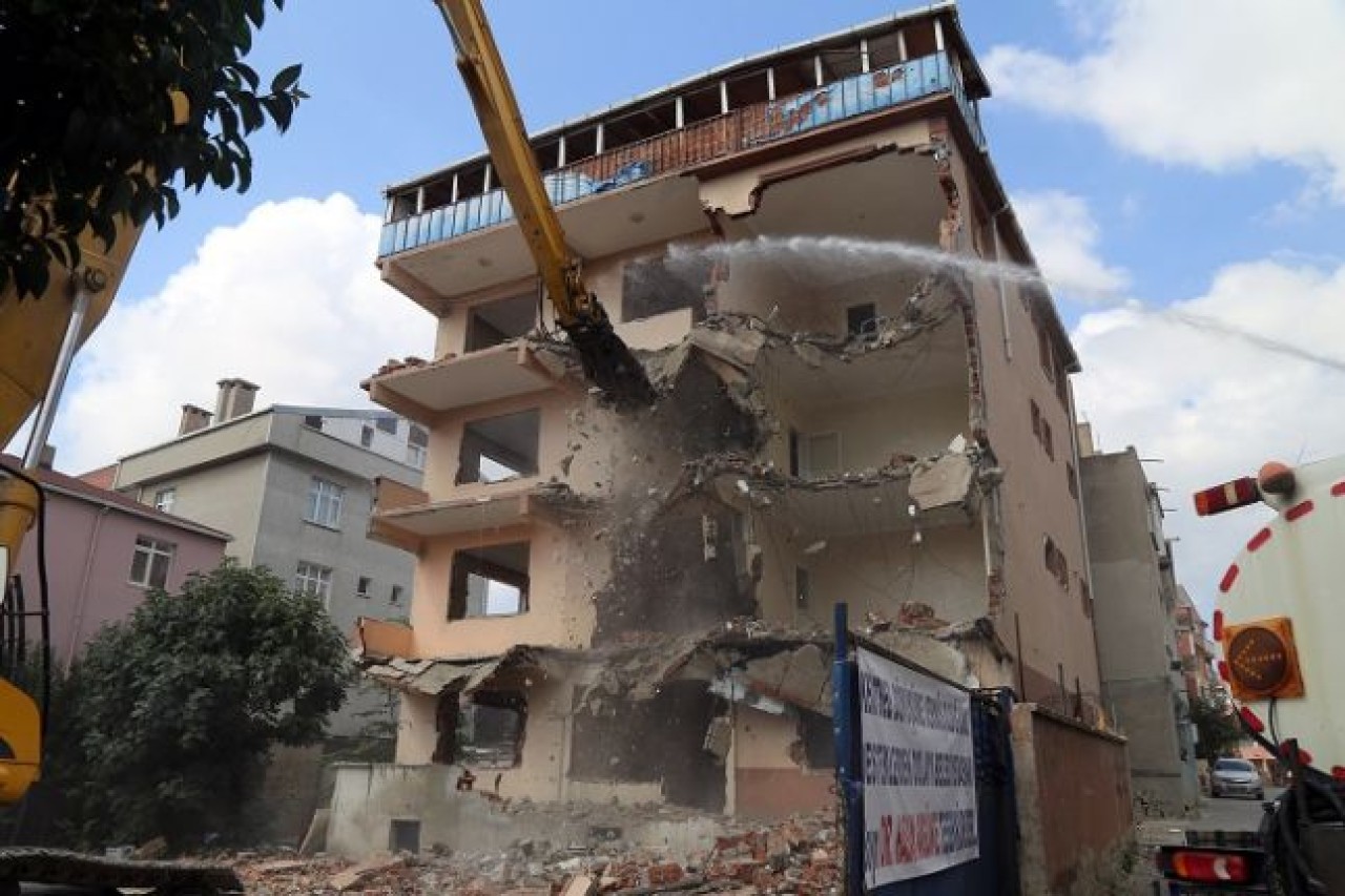 Büyükçekmece’de riskli yapıların yıkımına devam ediliyor