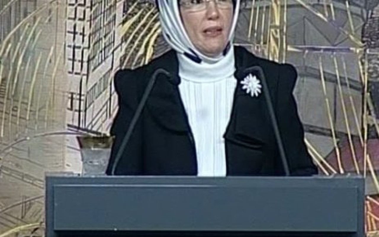 Emine Erdoğan Siirtli polis adayı kız öğrencilerle buluştu