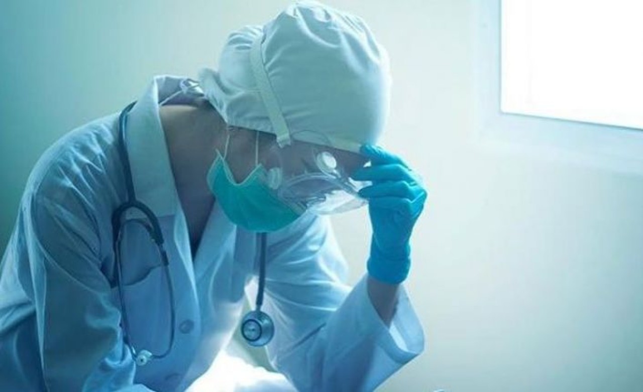 Salgında başa dönülüyor ama sağlık çalışanları tükendi! Başka gelirim olsa bu işi bırakırım