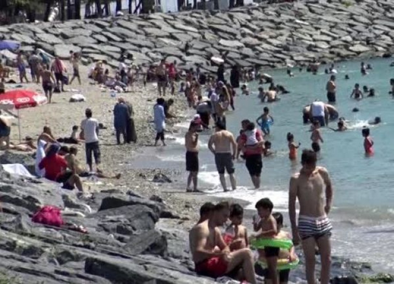 Sıcaktan bunalanlar Avcılar sahiline akın etti