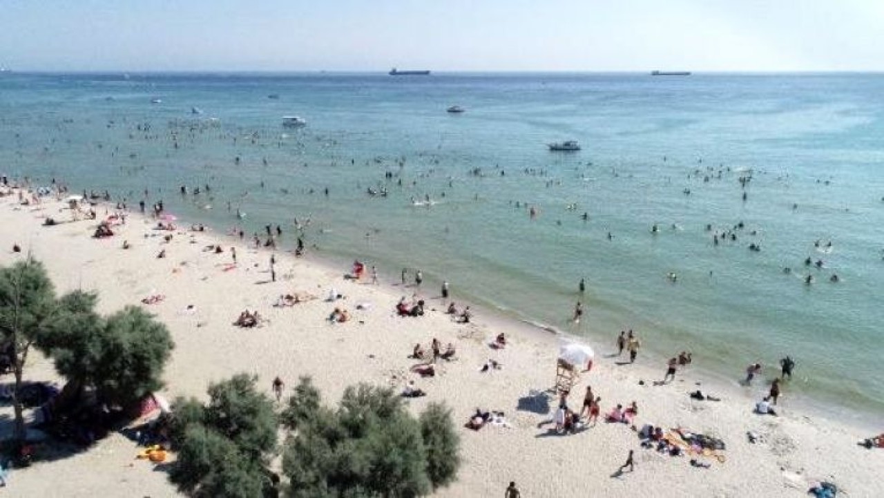 Menekşe Plajında dikkat çeken hafta sonu yoğunluğu havadan fotoğraflandı