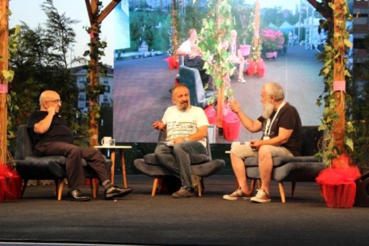 Beylikdüzünde vatandaşlar Çardak Altı Sohbetlerinde keyifli vakit geçiriyor